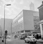 845481 Gezicht op het nieuwe gebouw van de Nutsspaarbank (Oudkerkhof 45 / hoek Domstraat) te Utrecht.